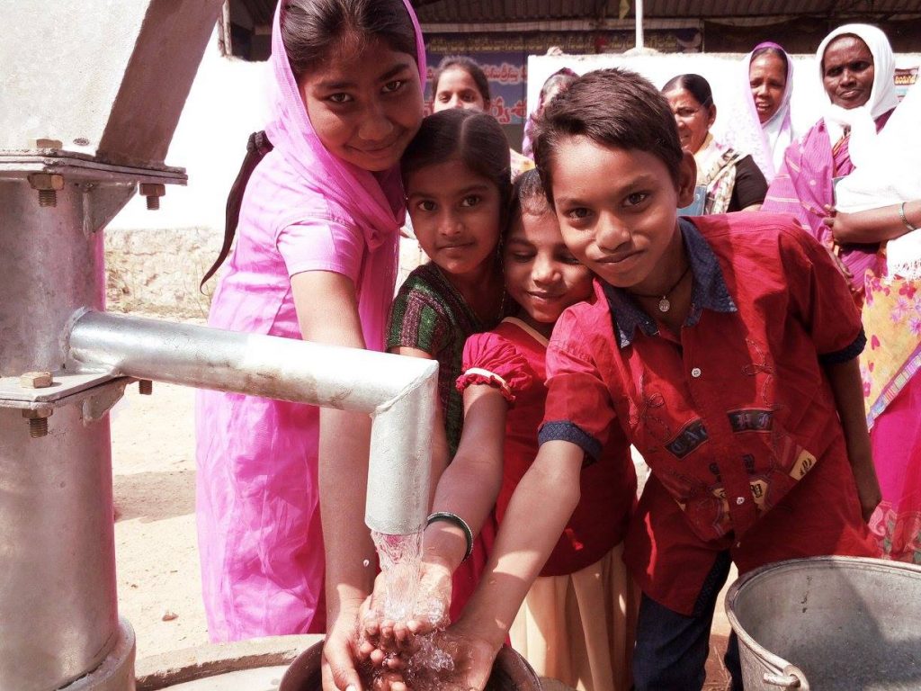 India children clean water